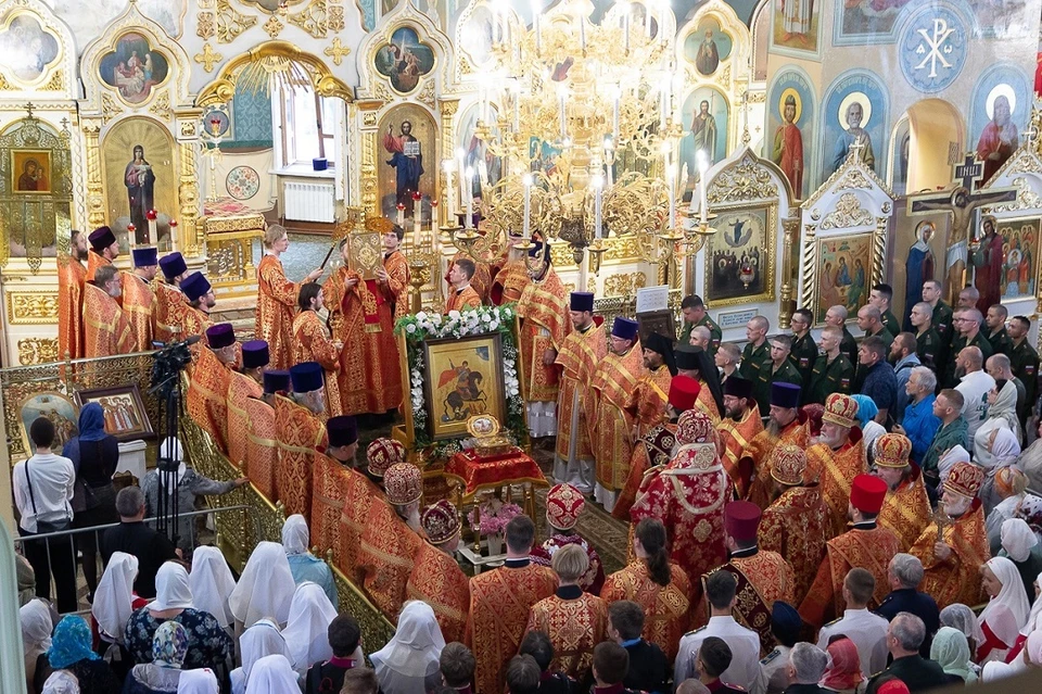 Все желающие смогли приложиться к святыне после литургии. Фото: соцсети Новосибирской митрополии.
