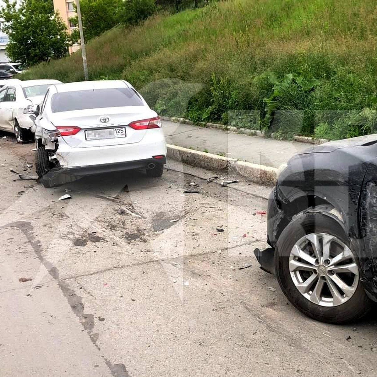 Во Владивостоке пьяный водитель на Land Cruiser протаранил не менее пяти  припаркованных авто - KP.RU