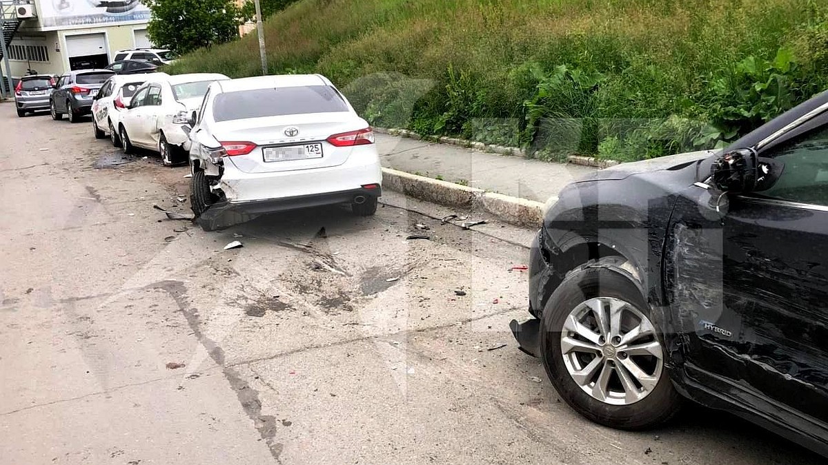 Во Владивостоке пьяный водитель на Land Cruiser протаранил не менее пяти припаркованных  авто - KP.RU