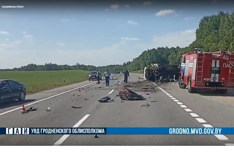 В Ошмянском районе легковушка врезалась в 7-тонный встречный грузовик. Фото: стоп-кадр | видео ГАИ УВД Гродненского облисполкома