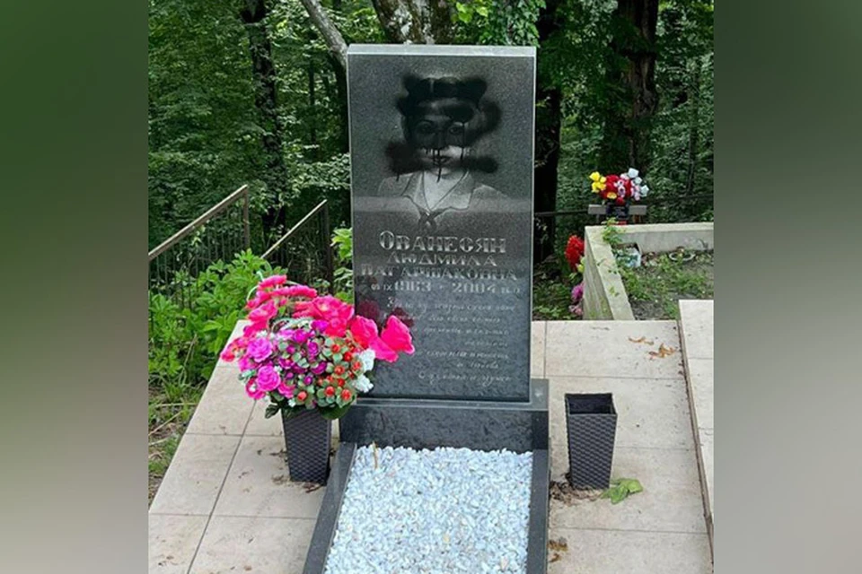 Памятники осквернили.