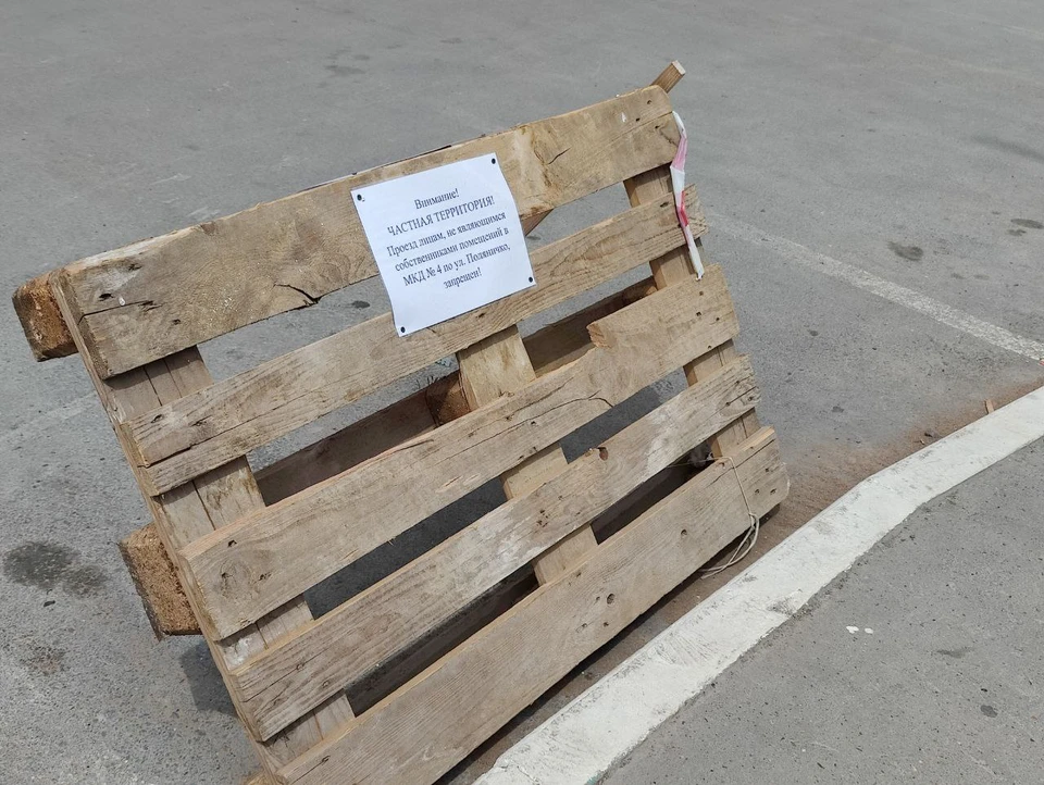 Пока одни ставят забор от точечной застройки, другие пытаются это оспорить, над детскими головами маячат бетонные плиты