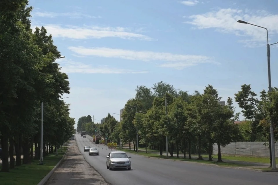 В Луганске устанавливают опоры освещения и светильники. Фото - администрация Луганска