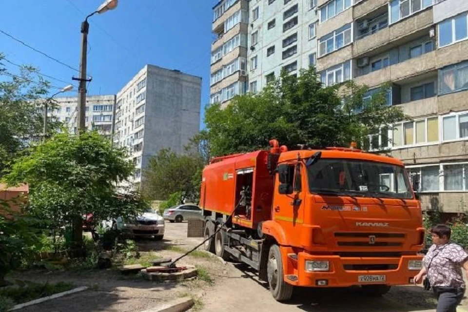 Аварийная бригада из Тюмени помогает коммунальщикам Краснодона устранять неполадки на сетях водоотведения. Фото - правительство ЛНР