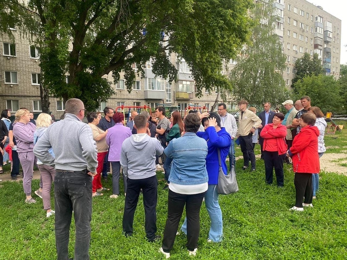 В Ульяновске на Полбина, 46 демонтировали опасный детский игровой комплекс  - KP.RU