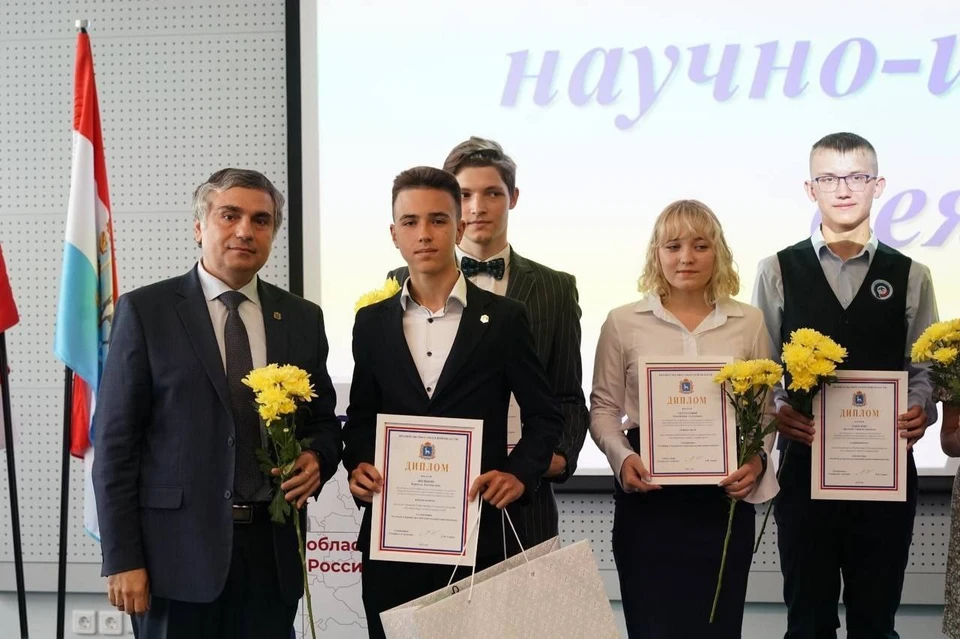 Ребят от имени главы региона поздравил министр образования и науки Виктор Акопьян