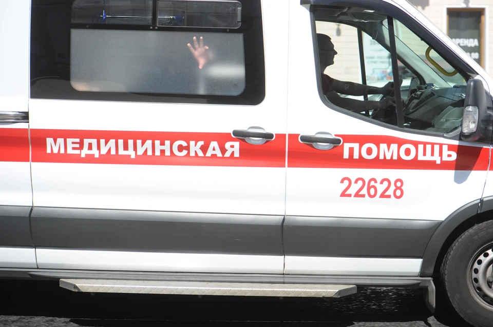 Пенсионер вышел из машины после ДТП и внезапно умер в Петербурге.