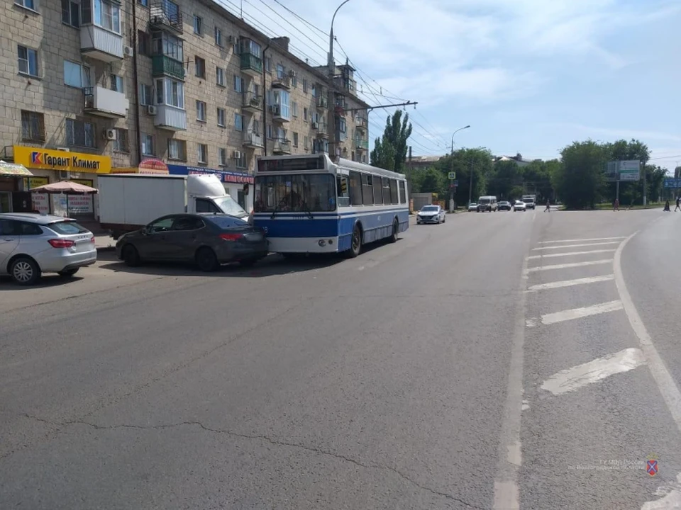 В троллейбусе после столкновения упала юная пассажирка.