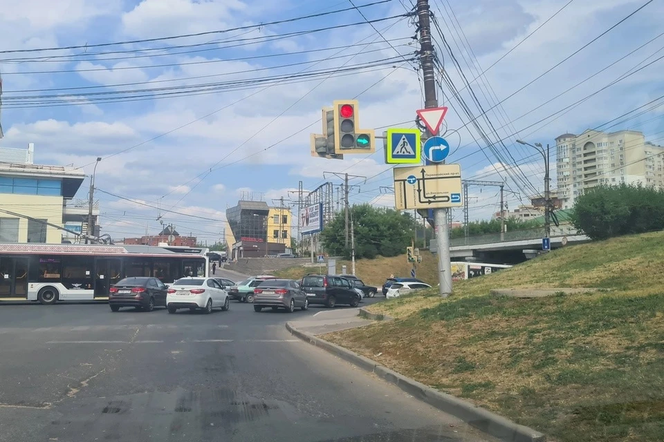На перекрестке Московского и Михайловского шоссе заработал светофор. Фото: https://vk.com/voditelrzn62