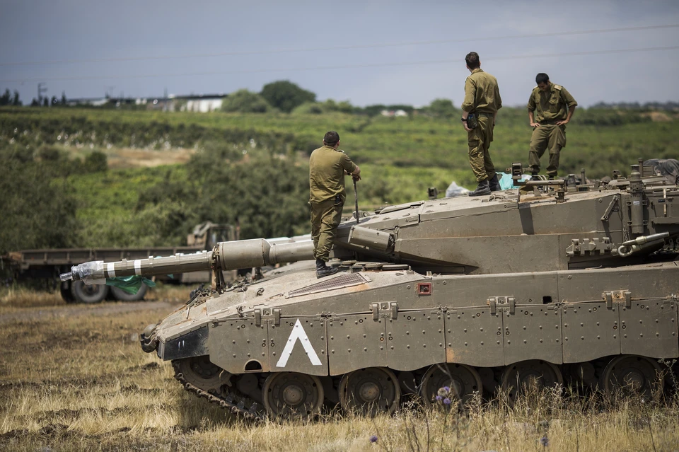 Израильские танкисты у танка "Меркава"