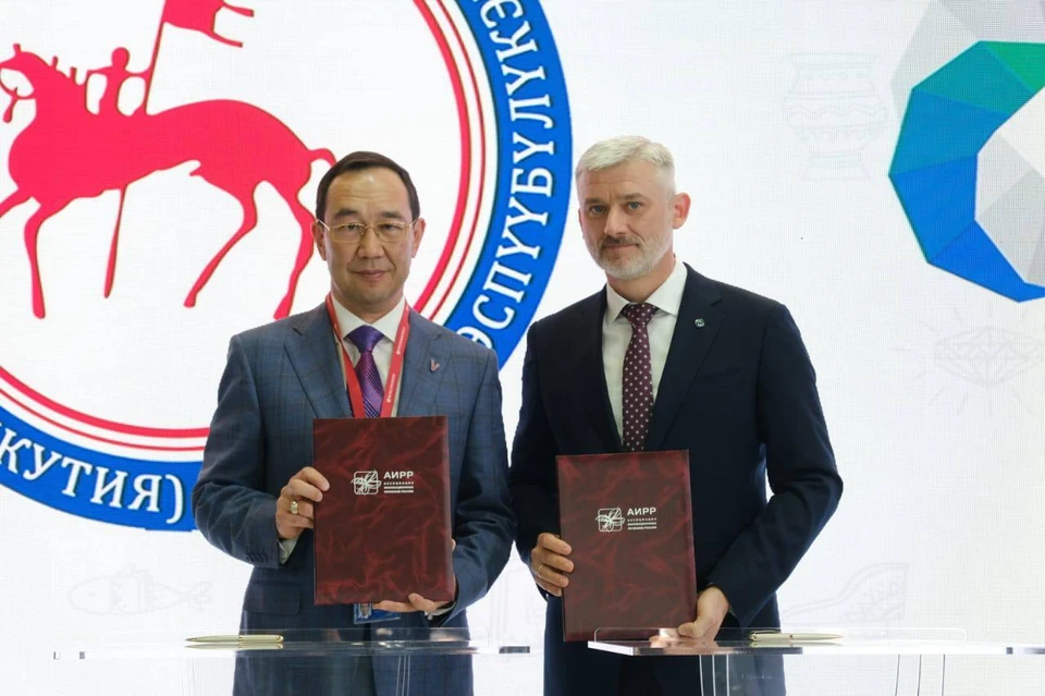 Глава Якутии Айсен Николаев и генеральный директор ГТЛК Евгений Дитрих подписали соглашение, которое поможет развивать в Якутии беспилотную авиацию. Фото: Telegram-канал Айсена Николаева