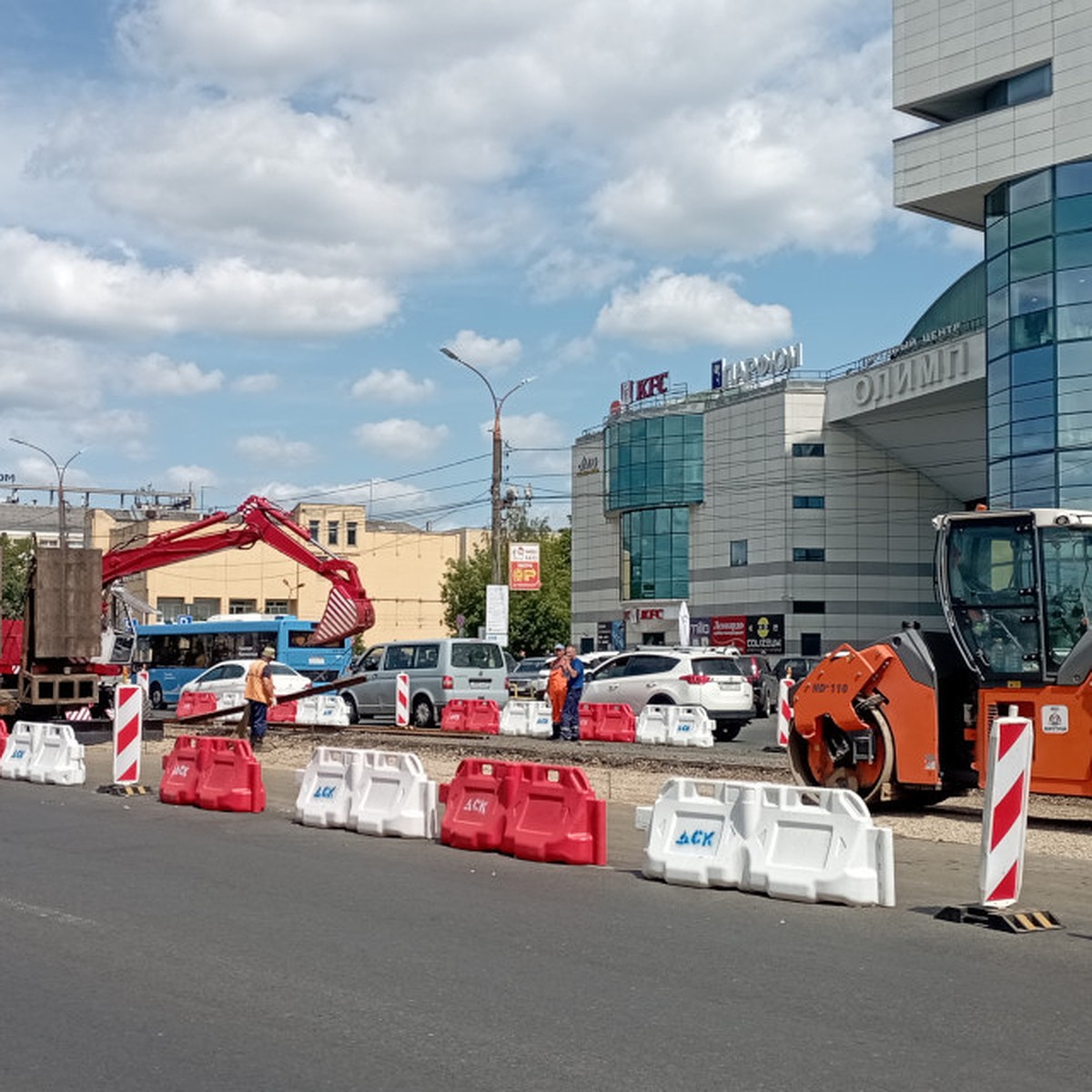 В Твери ремонтируют один из главных проспектов, машины едут, а пешеходам  несладко - KP.RU