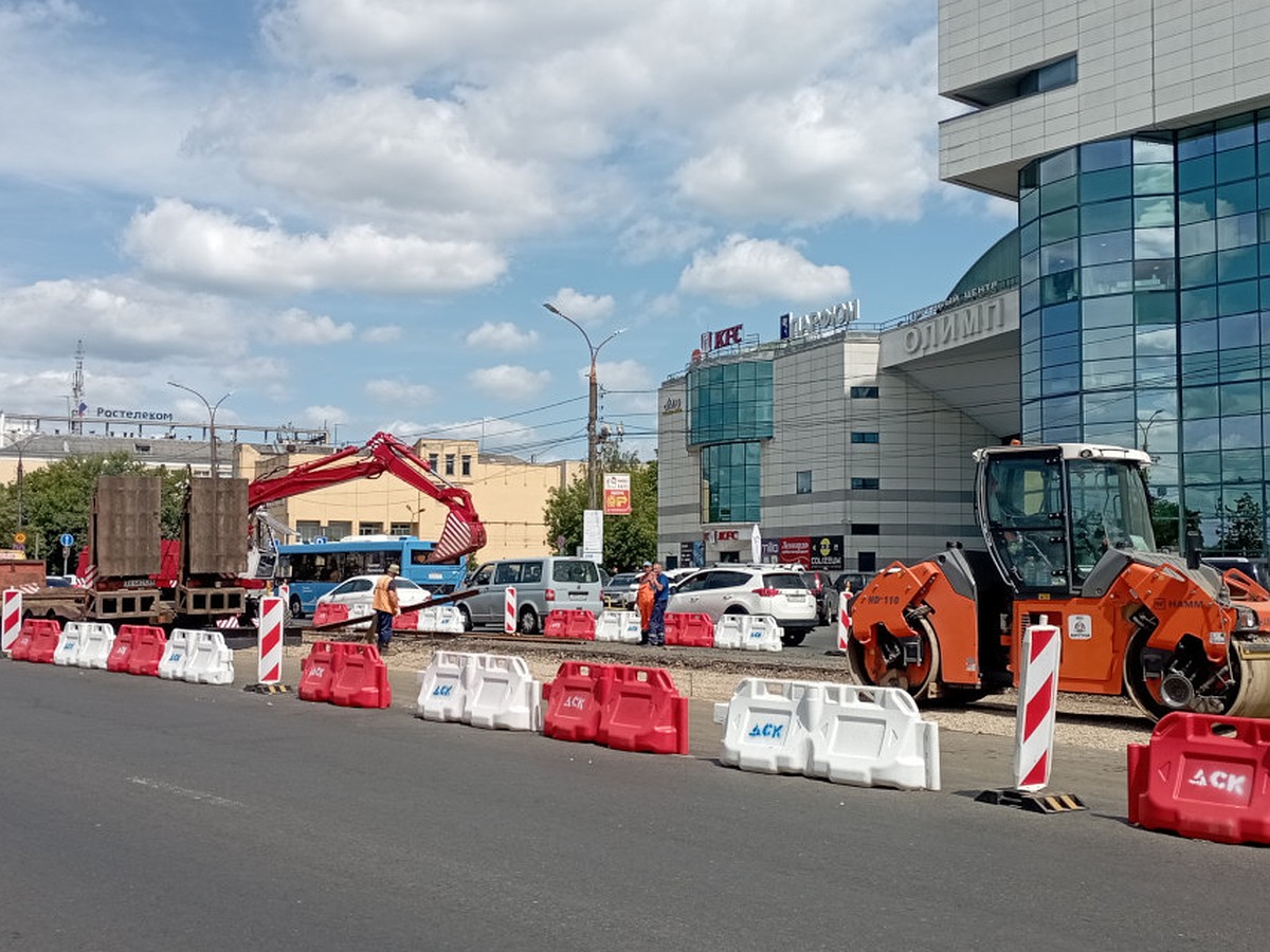 В Твери ремонтируют один из главных проспектов, машины едут, а пешеходам  несладко - KP.RU