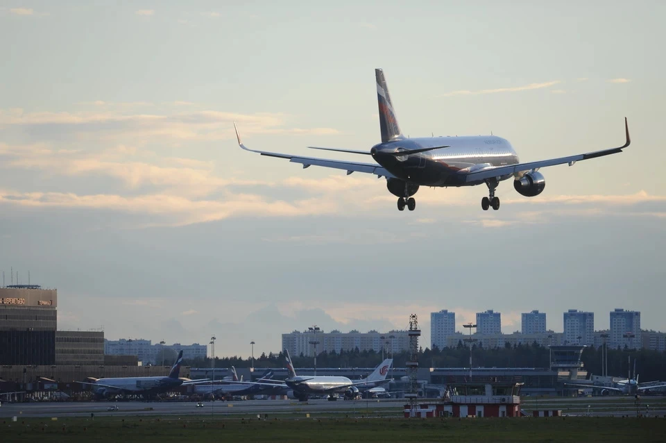 В аэропортах Москвы массово отменяют и задерживают рейсы