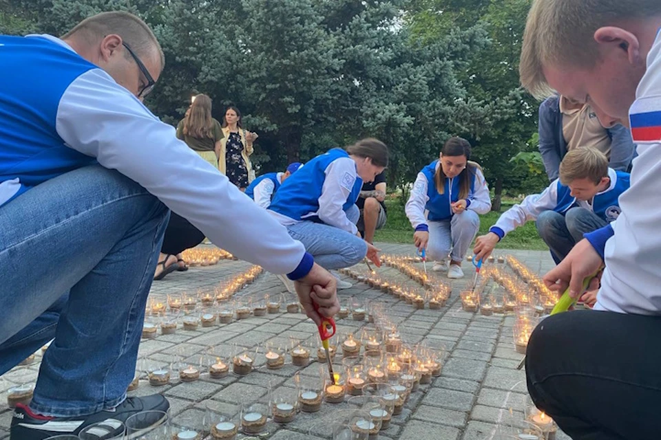Тысячи свечей зажгли в Геническе Фото: министерство молодежной политики и спорта Херсонской области