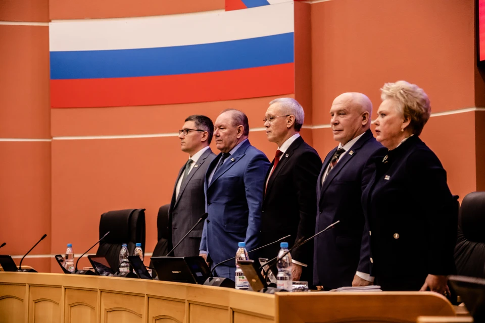 Июньское заседание регионального парламента прошло в праздничной атмосфере.