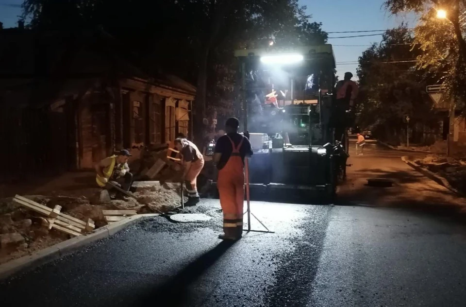 На улице Урицкого укладывают верхний слой асфальта