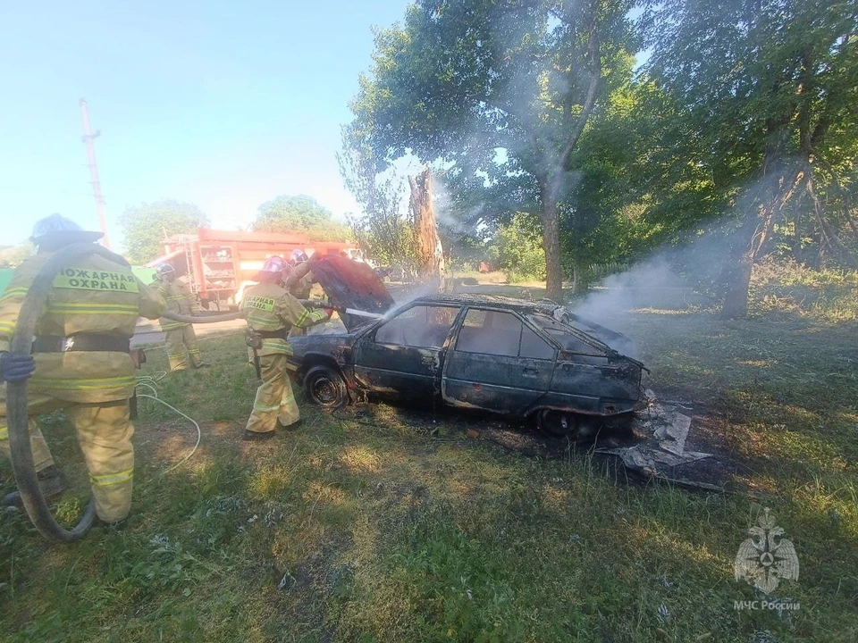 Из-за позднего вызова спасти автомобиль не удалось. Фото - МЧС ЛНР