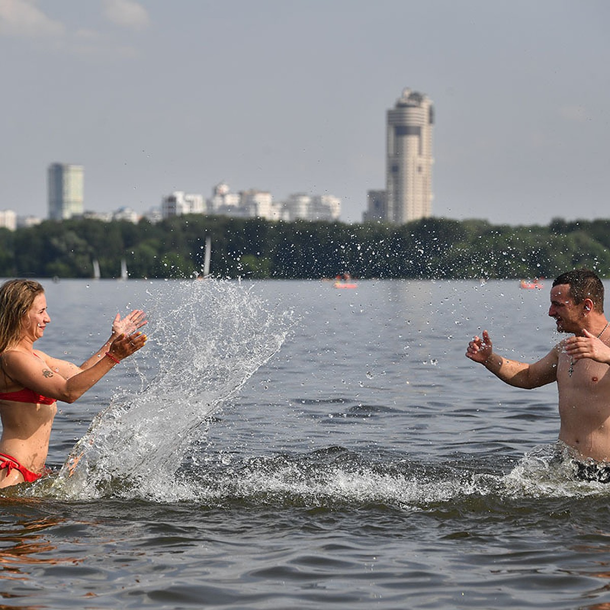 Роспотребнадзор разрешил купание на 10 пляжах Москвы и водные процедуры на  38 - KP.RU