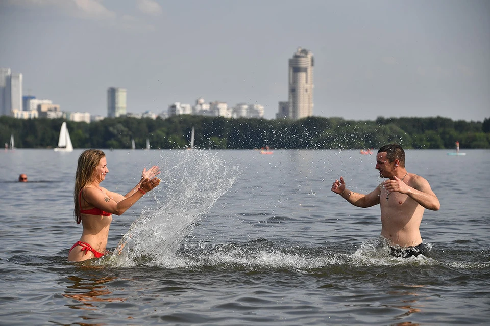 Этим летом столичный Роспотребнадзор разрешил горожанам купаться в 10 локациях. Еще 38 признаны подходящими для отдыха без принятия водных процедур.