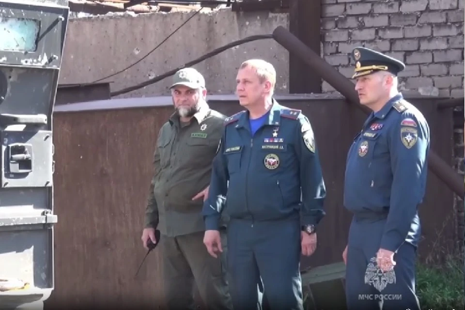 Руководитель спасательного ведомства осмотрел территорию меткомбината, где еще недавно проводились масштабные работы по разминированию. Фото: МЧС РФ