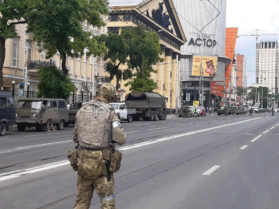 В центре Ростова сегодня - военная техника, и жители города пришли на нее посмотреть.