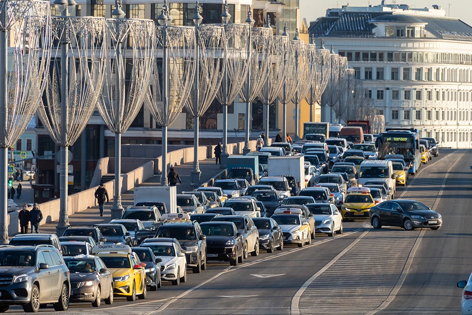 Ранее введенные ограничения на движение по ряду российских трасс сняты, сообщили в Росавтодоре.
