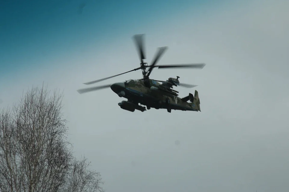 Российские ударные вертолеты нанесли удары по сосредоточению живой силы и техники ВСУ.