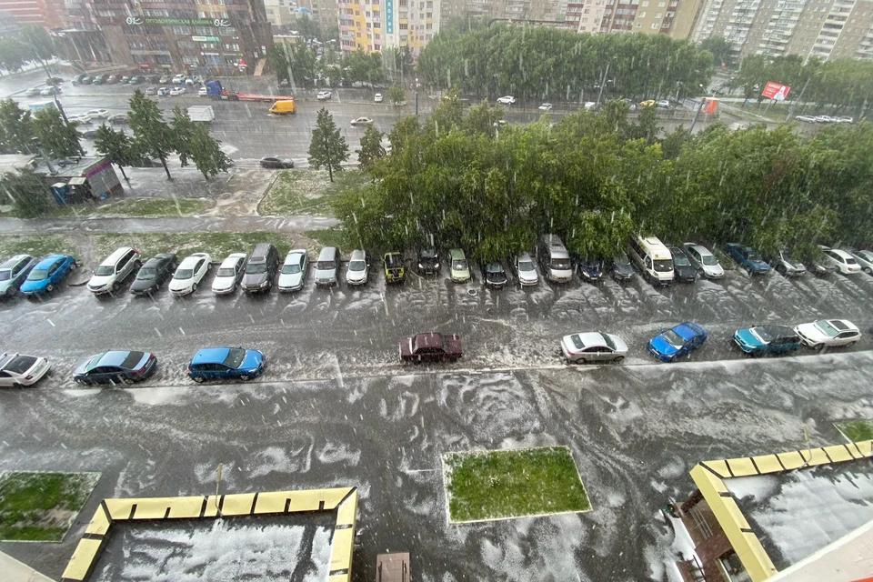 На дорогах и парковках образовалась каша из града. Фото: соцсети