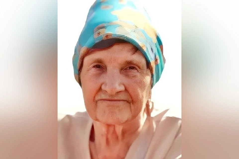 В селе под Новосибирском пропала 83-летняя пенсионерка в клетчатом халате и бордовых штанах. Фото: ПСО "ЛизаАлерт НСО".