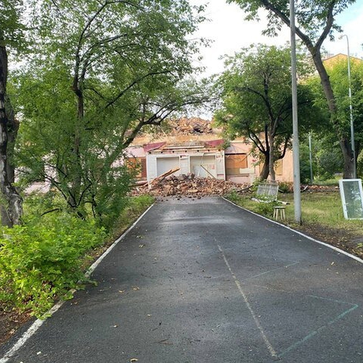 В Тюмени продолжается демонтаж коррекционной школы на улице Красных Зорь -  KP.RU