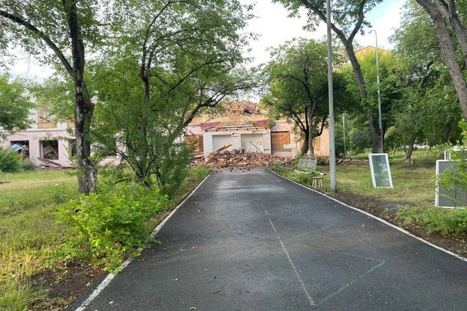 Скоро от учреждения останется только пыль и зеленая поляна.