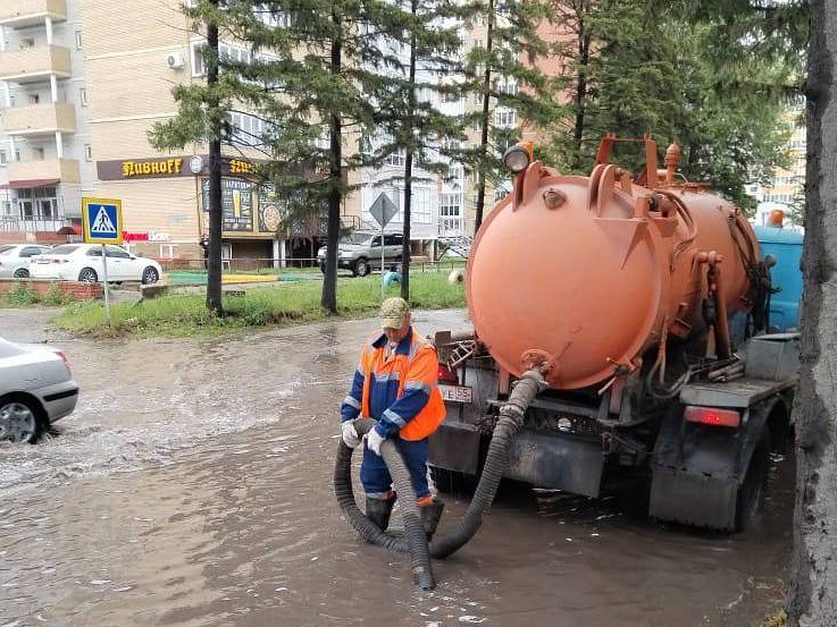 За минувшие сутки дорожники откачали 656 кубометров воды с улиц Омска -  KP.RU