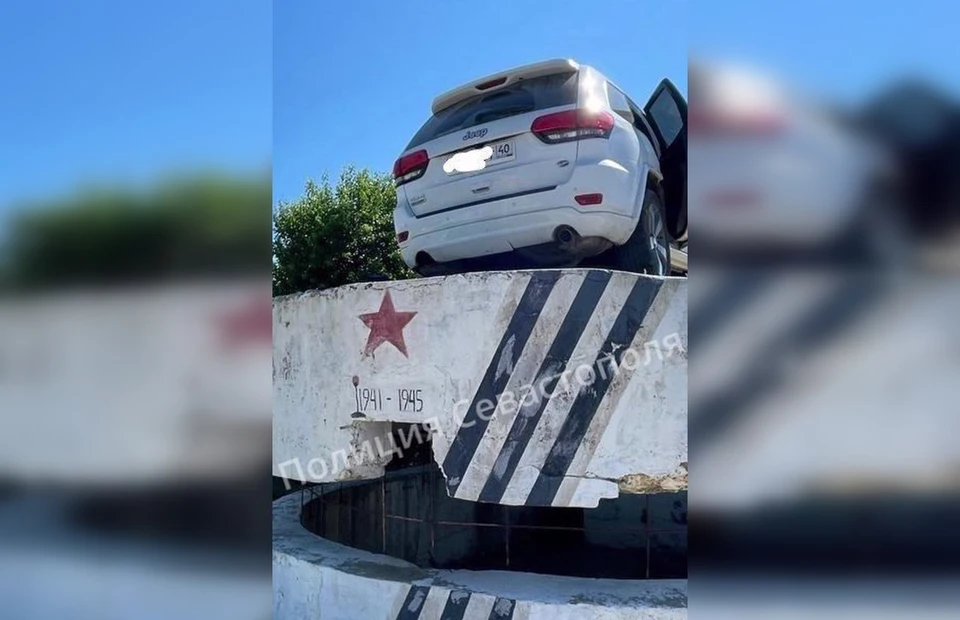 Водитель сказал, что припарковался на памятнике непреднамеренно. Фото: пресс-служба полиции Севастополя