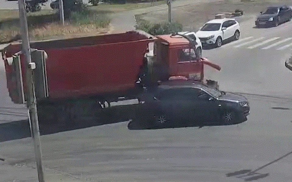 В Волгограде КАМАЗ на полной скорости протаранил «Ладу Гранту»