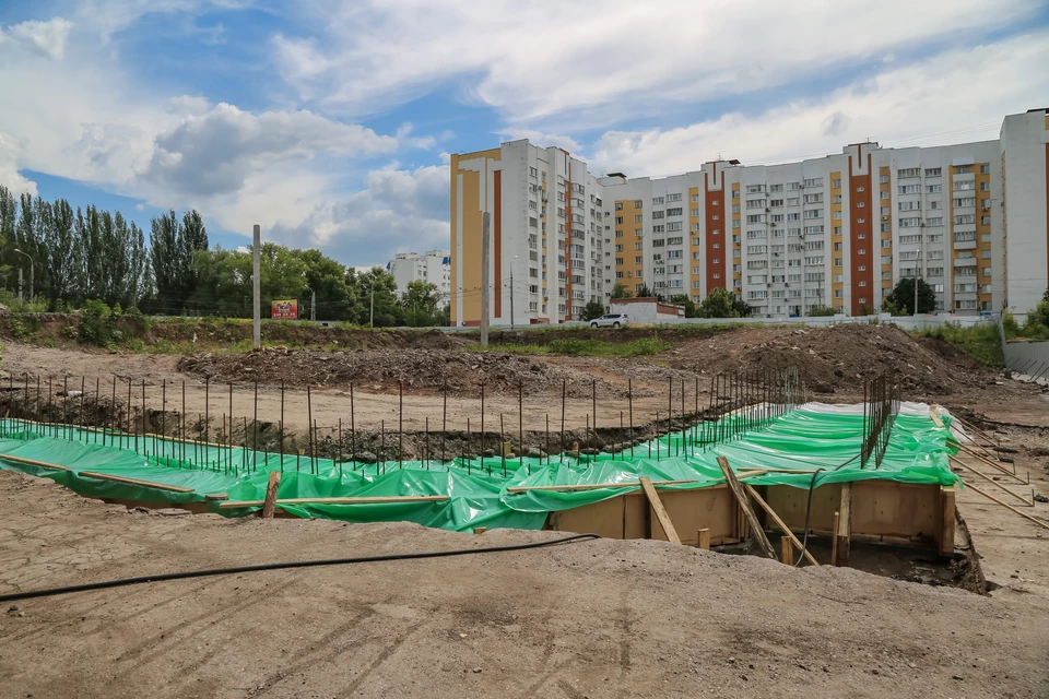 Сейчас идет устройство подпорной стены в соответствии с проектом. Фото: сайт Александра Хинштейна