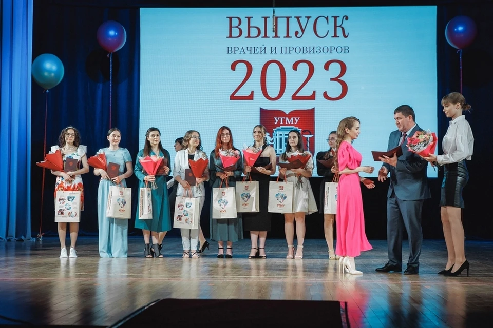 Сгту 2023. Фото выпускников 2023 года. Выпускной УГМУ 2023. Вручение дипломов. Выпускной в университете.