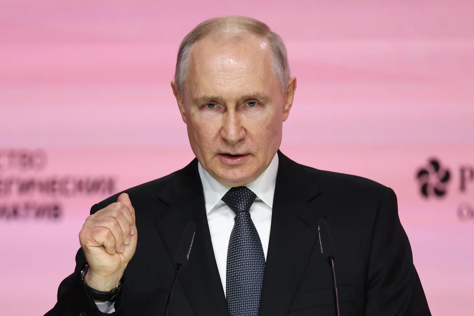 Президент России Владимир Путин выступает на пленарной сессии форума "Сильные идеи для нового времени" в Центре международной торговли. Фото: Сергей Бобылев/ТАСС