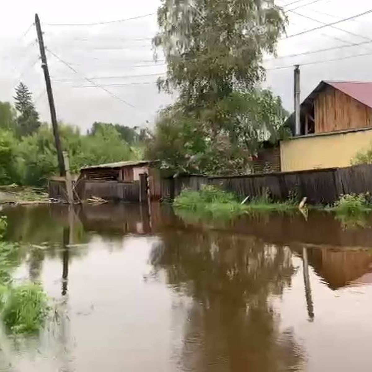 Огороды затопило, в домах вода: пять деревень в Иркутской области оторваны  от мира из-за паводка - KP.RU