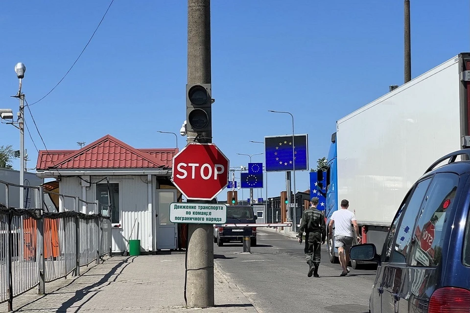 Чтобы попасть в Евросоюз по-прежнему нужно будет заключать договор приграничного страхования в той стране, куда приехал. Фото: архив "КП"