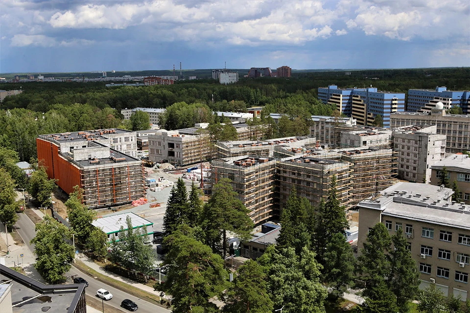 В Новосибирске строят учебный и досуговый центры, комплекс общежитий, корпус поточных аудиторий, научно-исследовательский центр и учебно-научный центр. Фото: Ульяна МУРАШОВА