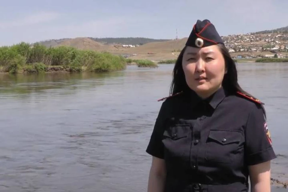 В Бурятии сотрудница полиции спасла трехлетнего ребенка, упавшего в реку. Фото: ГУ МВД
