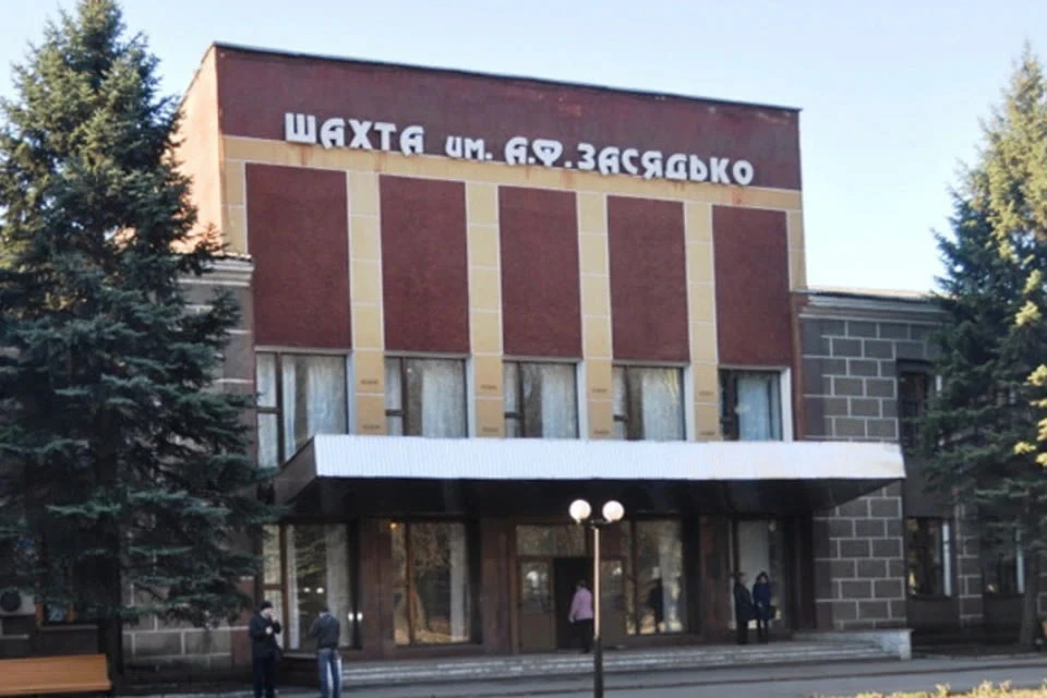 Под огонь попал автомобильный ангар предприятия. Фото: mintek-dnr.ru