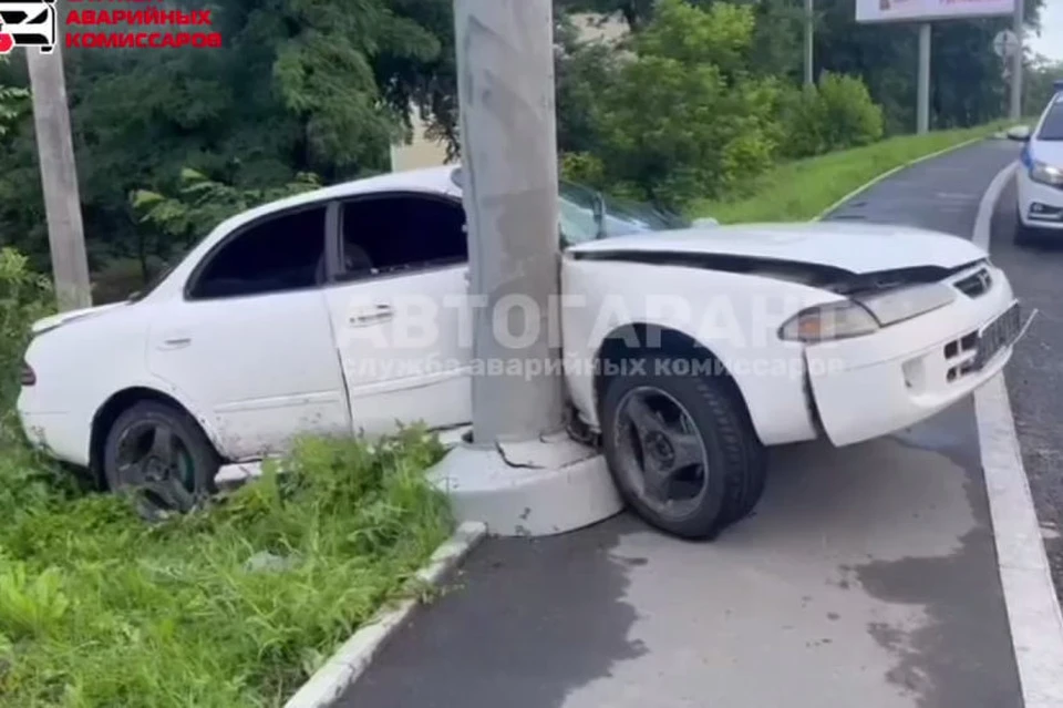 Автомобиль въехал в столб