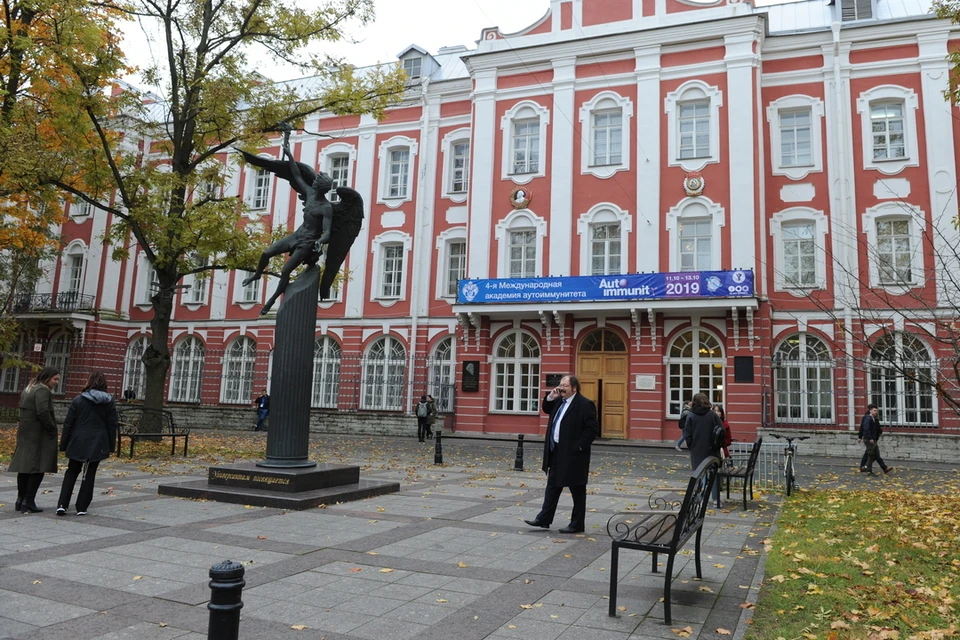 Государственный университет просвещения фото. Памятник Уварову в СПБГУ. Памятник универсантам СПБГУ. Памятник гению СПБГУ. Государственный университет Просвещения университет Москва.