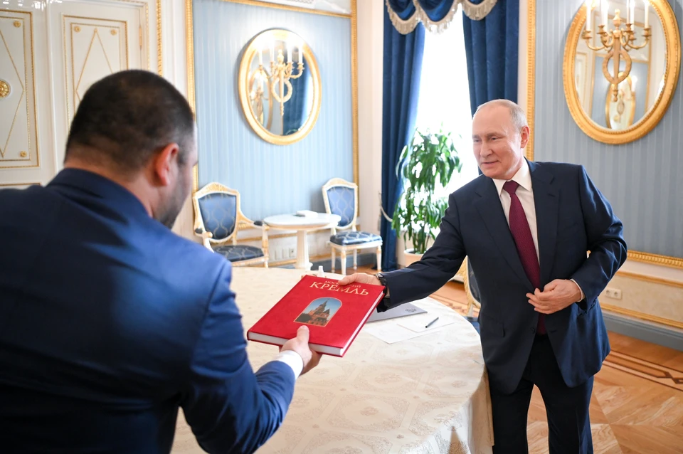 Президент РФ Владимир Путин и Ахмет Акипов из Республики Дагестан во время встречи в Кремле. Фото: Александр Казаков/ТАСС