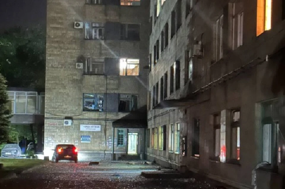 В результате удара ВСУ по Макеевке пострадала больница в микрорайоне Восточный. Фото: Александр Камышов