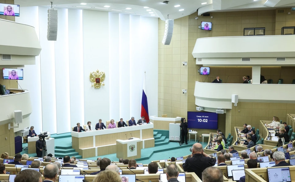 Совет федерации рассматривает и одобряет проект федерального закона о федеральном бюджете