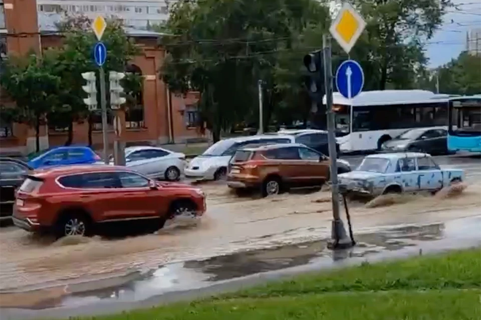 Машины поплыли по Трамвайному проспекту из-за прорыва трубы в Петербурге. Фото: скриншот видео