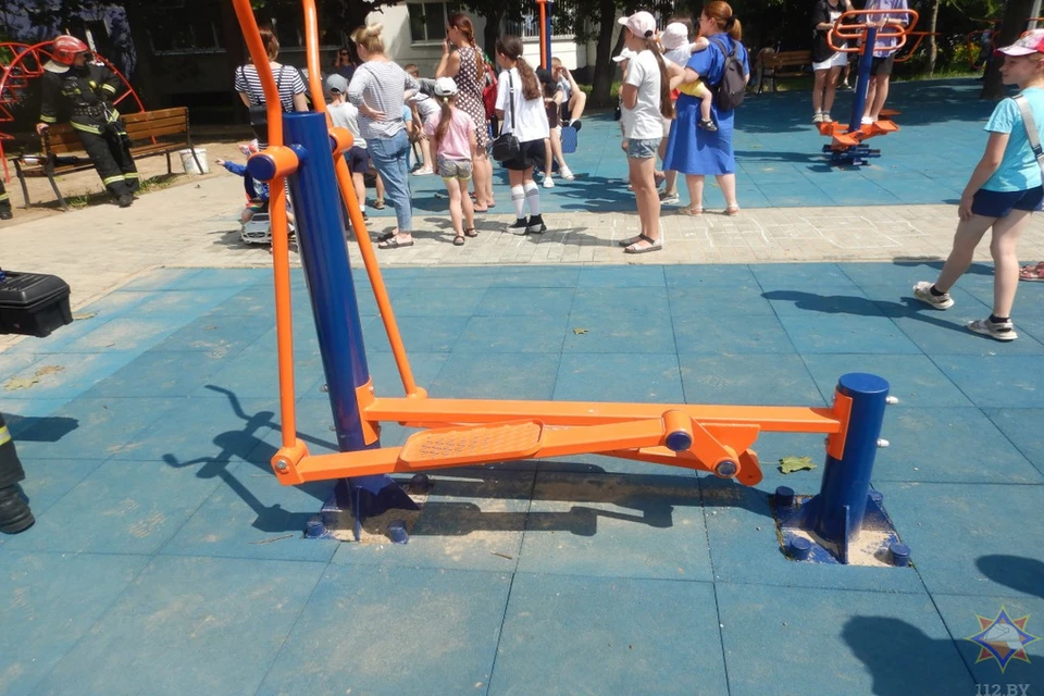В Могилеве спасатели пришли на помощь 10-летнему мальчику, нога которого застряла в уличном тренажере. Фото: mogilev.mchs.gov.by